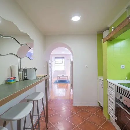 Colourful Mouraria Apartment *